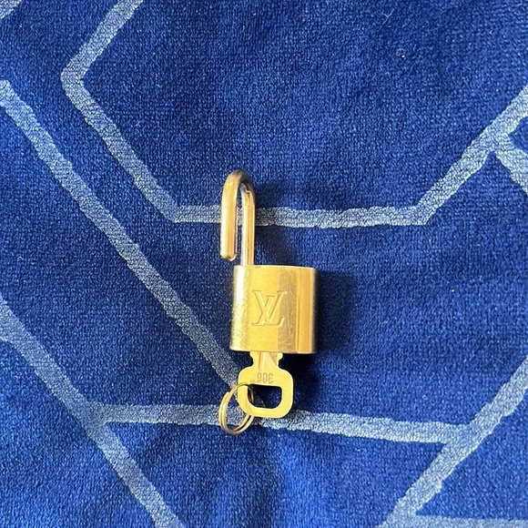 Authentic Louis vuitton Lock&Key #306 - Picture 2 of 3